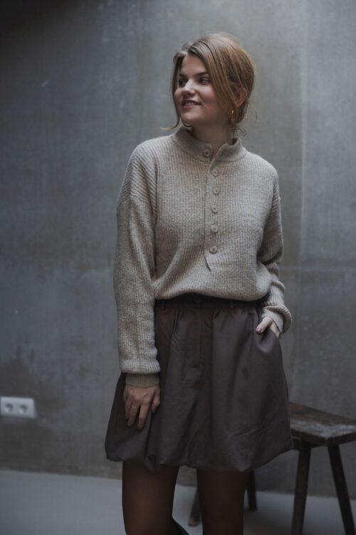 Loesjes rib truitje met knopen beige