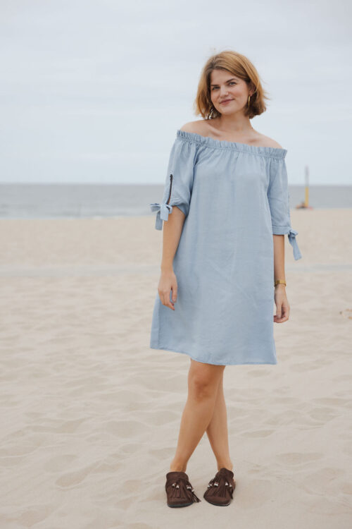 Loesjes off shoulder jurkje lichtblauw