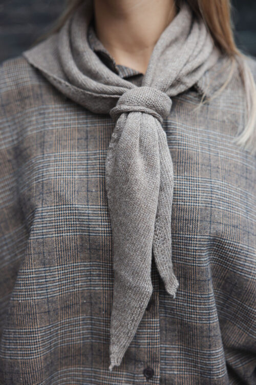 Loesjes wollen knoop sjaaltje taupe
