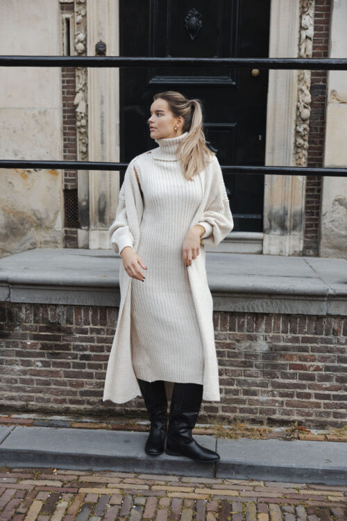 Loesjes cozy midi jurk met gebreid vest beige