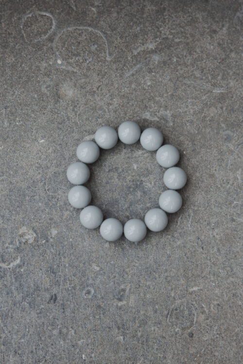 Loesjes kralen armbandje lichtgrijs