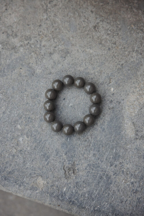 Loesjes kralen armbandje donkergrijs